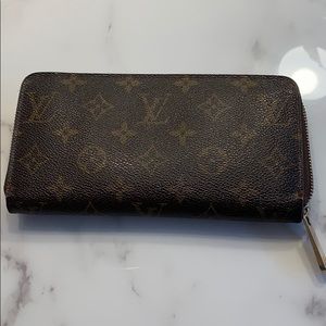 LOUIS VUITTON Monogram Zippy Wallet